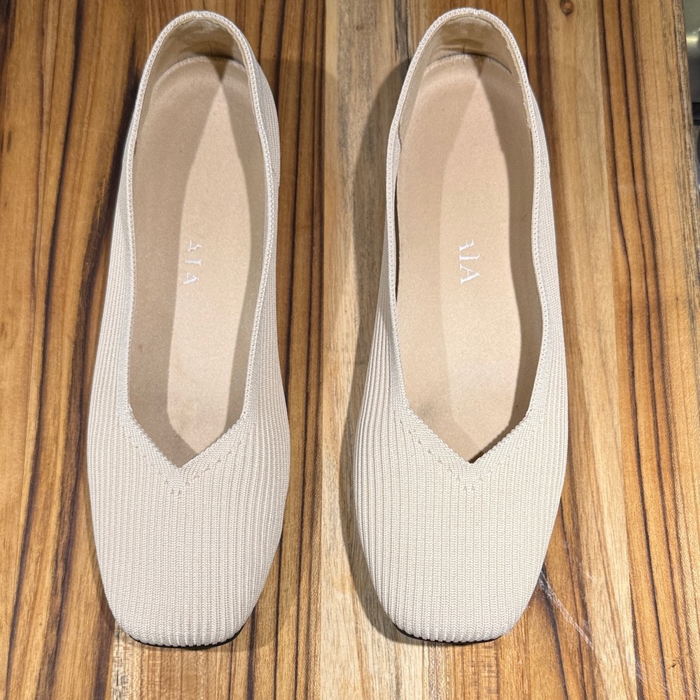 VIVAIA Mia 2.0 Square-Toe, V-Cut Flats Elegant Women's Flats in a Neutral Beige. - Picture 9 of 10